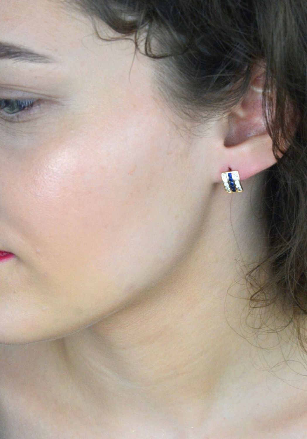 Kolczyki złote prostokątne z białą i granatową cyrkonią pr  585, KL 491E 585  Te eleganckie kolczyki złote w prostokątnym kształcie łączą subtelną klasykę z wyjątkowym blaskiem.1.jpg